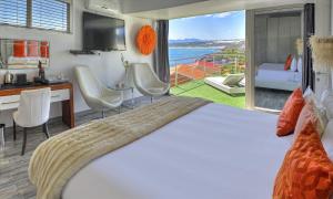 干斯拜海之星旅舍的一间卧室设有一张床、一间厨房和一个阳台。