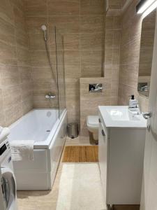 雅西Shi Zi Junior Suite的带浴缸、盥洗盆和卫生间的浴室