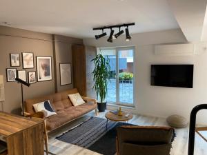 雅西Shi Zi Junior Suite的带沙发和电视的客厅