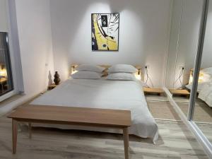 雅西Shi Zi Junior Suite的卧室配有一张白色的大床和一张桌子