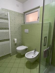 佩尔吉内瓦尔苏加纳ReBrì Holiday Home - appartamento Canale di Pergine的绿色浴室设有卫生间和水槽