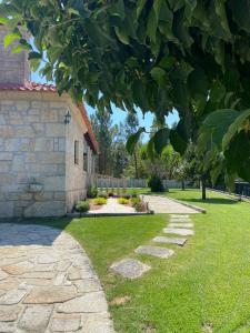 阿尔库什迪瓦尔德维什Giesteira's House的一座花园,旁边是石头人行道