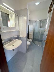 贝瓦尼亚圣彼得Villetta Giada的一间带水槽、淋浴和卫生间的浴室
