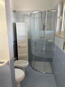 贝瓦尼亚圣彼得Villetta Giada的一间带玻璃淋浴和卫生间的浴室