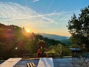 拉帕洛La Riviera Bed & Breakfast的从房子的阳台上可欣赏到日落美景