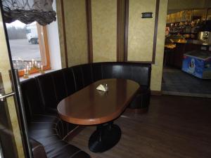 叶卡布皮尔斯萨皮尼斯汽车旅馆的餐厅的木桌