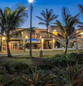 德班海滩宾利旅馆的一座棕榈树建筑