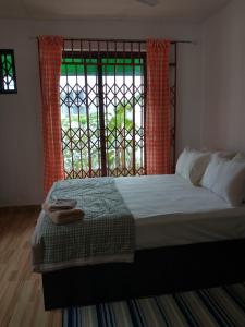 阿克拉Beautiful House Spintex Road Accra的一间卧室设有一张大床和一个窗户。