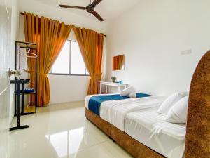 瓜拉丁加奴Tamu Place 3-Bedroom Serviced Apartment with Pool的一间卧室设有一张床和一个大窗户