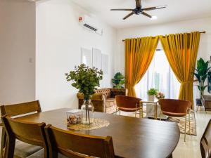 瓜拉丁加奴Tamu Place 3-Bedroom Serviced Apartment with Pool的客厅配有木桌和椅子
