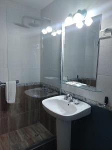 埃尔卡拉法特皮科斯戴尔苏尔酒店的一间带水槽和镜子的浴室