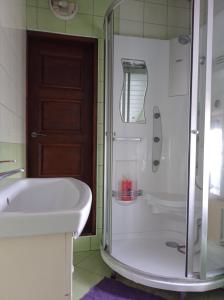 维尔纽斯Apartment parking loft Akaciju的带淋浴、浴缸和盥洗盆的浴室