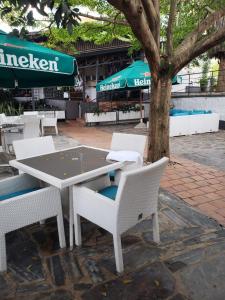 基加利La Villa Residence Hotel的桌椅、桌子和树
