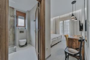 布德瓦Hotel Vladimir的一间带书桌和卫生间的浴室。