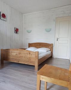 Mareuil-sur-CherGîte La P'tite Fugue的一间卧室配有一张木床和一张桌子