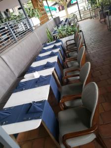 基加利La Villa Residence Hotel的庭院里一排蓝色的桌椅