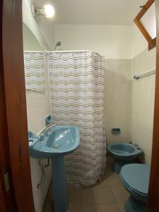 埃博森MAKTUB HOSTERIA的浴室配有蓝色水槽和卫生间。
