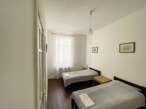 利沃夫Old Lviv Apartment的客房设有两张床和窗户。