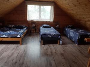 ValtinaVäike-Puusmetsa puhkemaja的小木屋内带两张床的房间