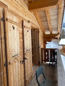ChamosonChalet familial的木房间,设有木门和桌子