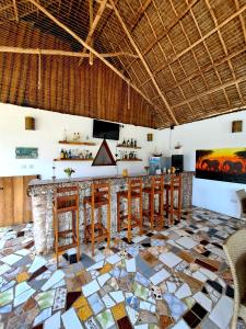 南威Mimi na wewe villa的度假村内的酒吧,铺有马赛克地板