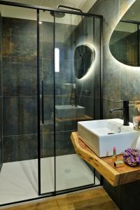 韦纳科COCO的一间带水槽和淋浴的浴室