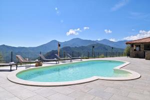 韦纳科COCO的一个带椅子的游泳池,背景是山脉