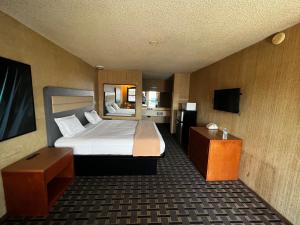 斯坦顿Casa Playa Inn & Suites Stanton Anaheim Area的酒店客房,配有床和电视