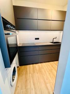布鲁塞尔Residential area - quiet place的厨房配有水槽和洗衣机