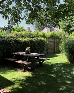HelvoirtBed and Breakfast: 'Bij ons Achter'的院子里草上的野餐桌