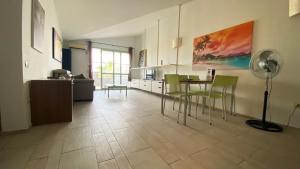 圣玛丽亚Apartamento Moradias的客厅配有桌子和绿色椅子