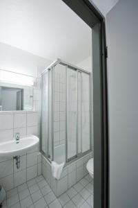 科隆克里斯蒂娜酒店的带淋浴、盥洗盆和卫生间的浴室