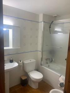 塞特卡萨斯Can Tersi的浴室配有卫生间、盥洗盆和淋浴。
