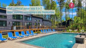 Pont-RougeL'Orange-Méridien de Portneuf / Extra-Comfort, Hot tub and Pool的一个带躺椅的游泳池以及一座房子