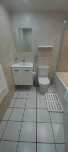 赫曼努斯Time To Unwind Unit 35的一间带卫生间、水槽和镜子的浴室