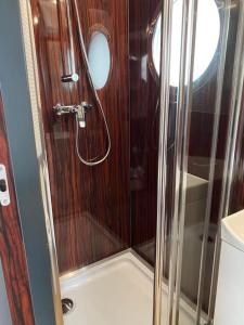 巴斯盖特Couston Lakes Resorts的船上的玻璃门淋浴