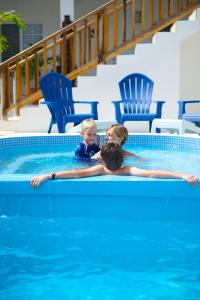 霍普金斯丽都旅馆的两个孩子在游泳池玩耍