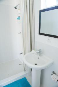 霍普金斯丽都旅馆的白色的浴室设有水槽和镜子