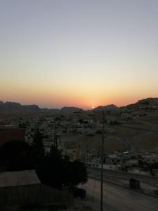 瓦迪穆萨Petra paradise home的城市景观,背景是日落