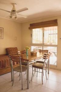 维拉乌奎扎大树宾馆的一间带桌椅和一张床的用餐室