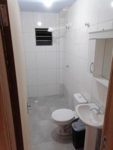 伊瓜苏POUSADA APART CATARATAS foz的白色的浴室设有卫生间和水槽。