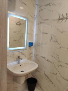 安曼46m luxury room near downtown and all services的白色的浴室设有水槽和镜子