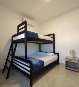 曼塔APARTAMENTO PUERTO MADERA的一间卧室配有两张双层床。
