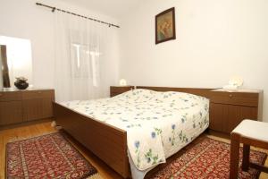 特斯特诺Apartments with WiFi Trsteno, Dubrovnik - 4746的一间卧室配有一张床和地毯