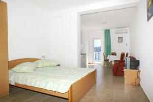 克勒克Apartments by the sea Komarna, Neretva Delta - Usce Neretve - 2739的一间卧室设有一张床和一间客厅。