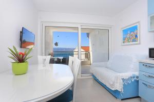 杜埃Apartments by the sea Duce, Omis - 2737的白色的客厅配有白色的桌子和椅子