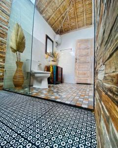 珀尼达岛Gara Gara Sea View的客房内设有带水槽和卫生间的浴室