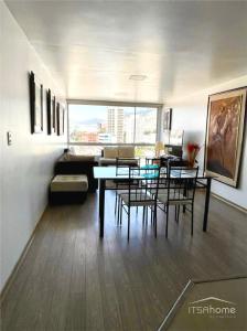 基多ItsaHome Apartments - Torre Seis的一间带桌椅和沙发的用餐室