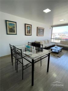 基多ItsaHome Apartments - Torre Seis的客厅配有桌子和沙发
