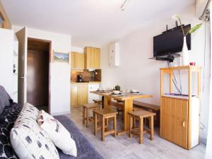 圣拉里苏朗Appartement Saint-Lary-Soulan, 2 pièces, 6 personnes - FR-1-296-430的带沙发和桌子的客厅以及厨房。